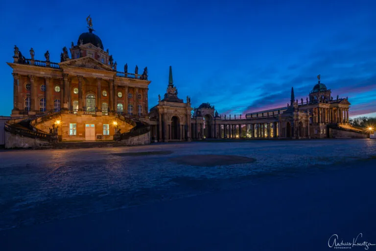 Kollonade mit Triumphtor zur blauen Stunde