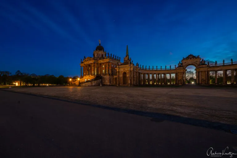 Kollonade mit Triumphtor zur blauen Stunde