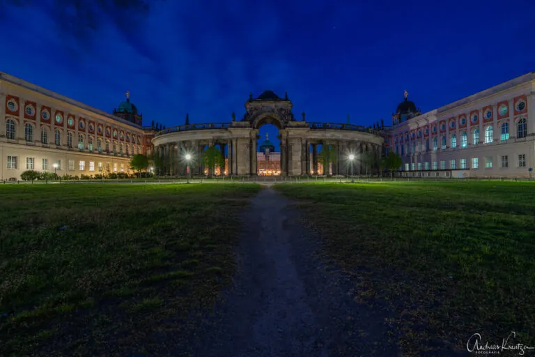 Kollonade mit Triumphtor zur blauen Stunde
